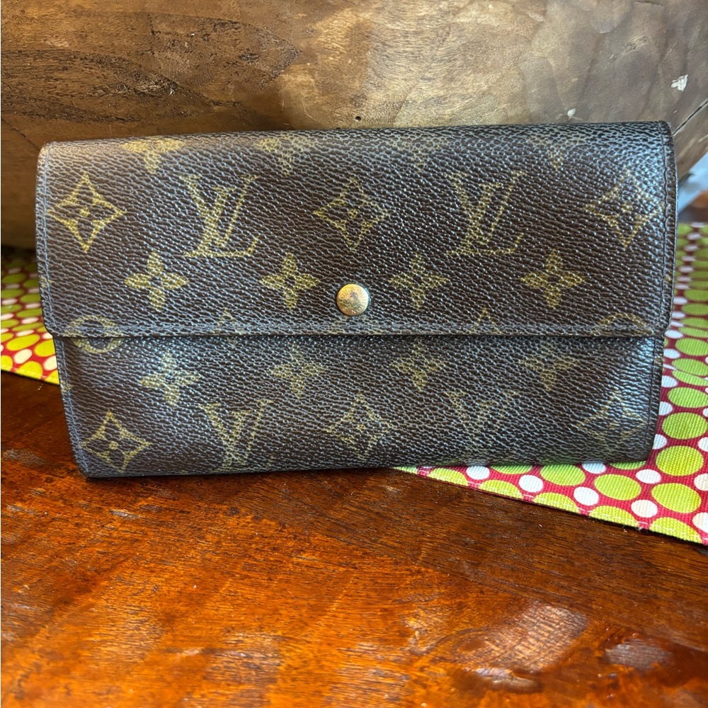 Louis Vuitton LV Continental Sarah
Monogram Signature Wallet